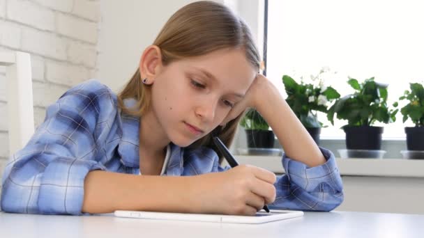 Kid playing tablet in Playroom, Dětské psaní domácích úkolů pro školu, Dívka hřiště — Stock video