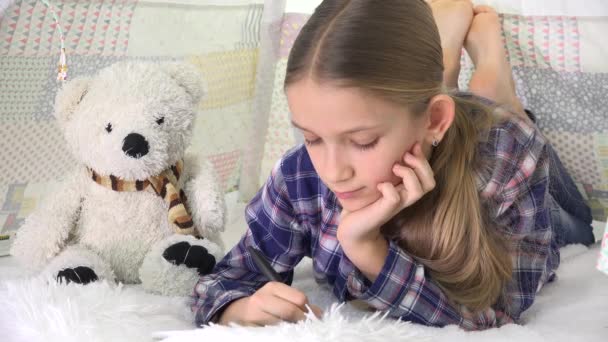 Дитина грає планшет в ігровій кімнаті Дівчина пише домашнє завдання для школи дитячий майданчик — стокове відео