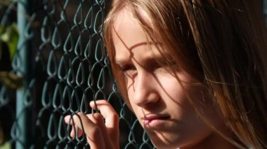 Üzgün Çocuk Terk Edilmiş, Hasta Mutsuz Çocuk Depresyonda, Zorba Genç Kız Portresi Oynamıyor, Çocuk Depresyonu, Üzüntü