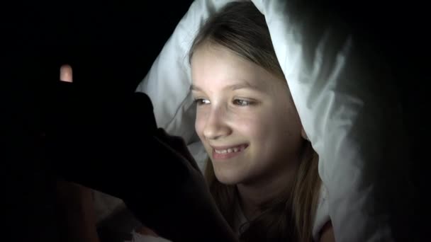 Kid Playing Tablet in Dark Night, Teenager Girl Browsing Internet in Bed, Child Not Sleeping — Stock Video