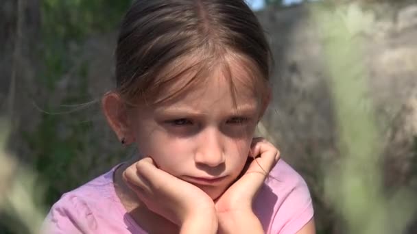 Грустный ребенок, брошенный в руинах, несчастный бездомный ребенок, депрессивная бедная девочка, бездомная — стоковое видео
