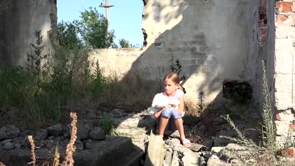 Niño triste abandonado en ruinas, niña infeliz callejera, pobre niño deprimido, sin hogar — Vídeo de stock