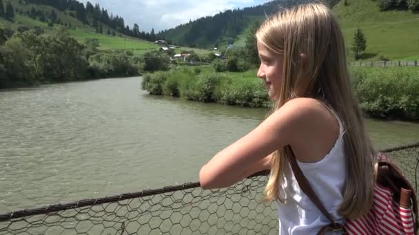 Kind auf Brücke im Gebirge, Kind wandert in der Natur, Mädchen sucht Fluss, Bach — Stockvideo