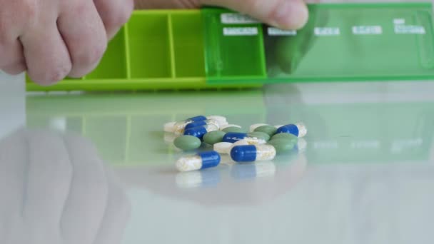 Las píldoras de dosificación de la mujer enferma para el tratamiento diario, medicamentos para la enfermedad, Medicamentos Salud — Vídeo de stock