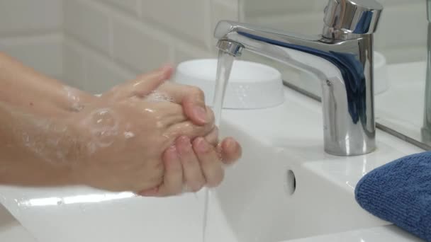 Tvätta händerna, desinficera vid pandemiskt utbrott av Coronavirus, desinfektionsmedel på sjukhus för Covid-19 sjukdom — Stockvideo