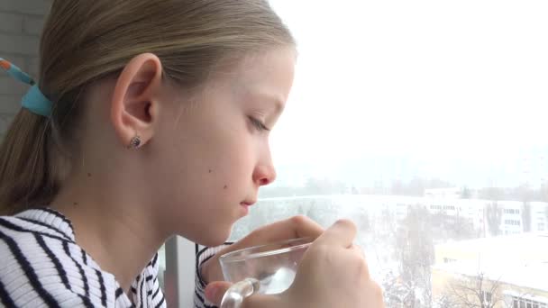 Niño enfermo mirando por la ventana, cara de niño triste bebiendo té, Blizzard Winter — Vídeos de Stock