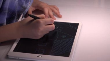 Çocuk Tablet Oynuyor, Çocuk Dokunmatik Ekranda Bir Ev Çiziyor, Okul Kızı Gece Çiziyor, Çocuk Eğitimi