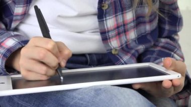 Çocuk Oyun Odasında Tablet Okuma, Çocuk Yazma Okul Ödevi, Genç Kız Öğreniyor, Ev Eğitimi