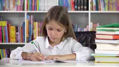 Öğrenci Çocuk Kütüphanede Yazı Çalışması, Okul için Çocuk Öğrenimi, Ev İşlerinde Ödev Yapan Kız