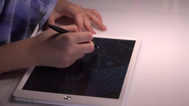 Kid Playing Tablet, Kind Tekenen van een huis op touchscreen, School Girl Draw in Night, Kinderen Onderwijs — Stockvideo
