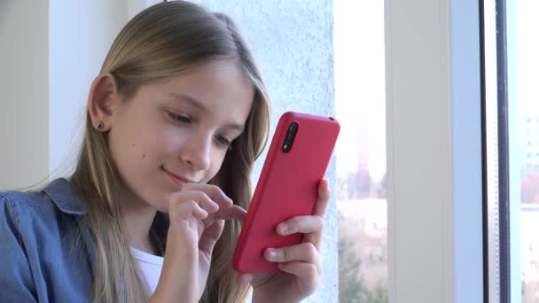 Niño que usa Smartphone, Niño que habla en el teléfono inteligente, Adolescente niña que se comunica con los padres, Tecnología — Vídeo de stock