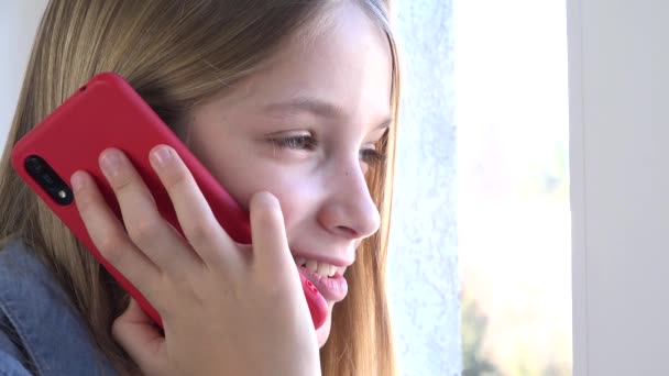 Niño que usa Smartphone, Niño que habla en el teléfono inteligente, Adolescente niña que se comunica con los padres, Tecnología — Vídeos de Stock