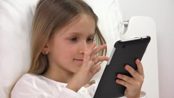 Çocuk Yatakta Tablet Oynuyor, Çocuk Dokunmatik Ekran Telefonunda İnternet Taranıyor, Kız Portresi Bilgisayarda Dinlenmiyor — Stok video