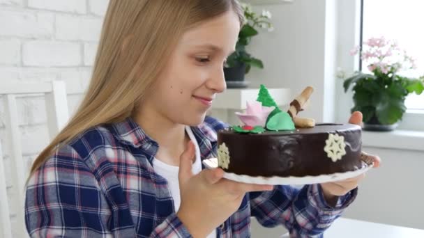 Fiesta de cumpleaños del niño, el niño recibió un pastel como regalo para su aniversario, celebración de los niños — Vídeos de Stock