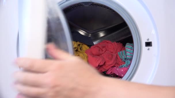 Стиральная машина дезинфекция, чистка одежды, прядение и вращение, домашнее хозяйство, домашнее хозяйство, женщина работает в прачечной — стоковое видео