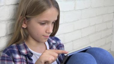 Çocuk Tablet Oynuyor, Çocuk Akıllı Telefonu, Mesajları Okuyan Genç Kız İnternet Taraması