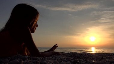 Sahilde Çocuk, Sahilde Oynayan Çocuk Gün Batımında, Genç Kız Gün Batımında Okyanus Manzarası Çalışan Kız