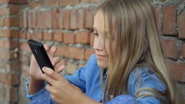 Akıllı Telefon kullanan çocuk, Akıllı Telefonla Çene Çalan Çocuk, Park 'ta İnternet Tarayıcı Genç Kız