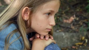 Üzgün Çocuk, Mutsuz Çocuk, Düşünceli Zorba Genç Kız Park 'ta, Çocuklar Üzüntü, Depresyon Portresi