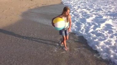 Gün batımında plajda oynayan çocuk, Deniz Dalgalarında Yürüyen Mutlu Çocuk, Deniz kenarındaki Sarışın Kız