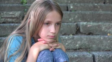 Üzgün Çocuk, Mutsuz Çocuk, Düşünceli Zorba Genç Kız Park 'ta, Çocuklar Üzüntü, Depresyon Portresi