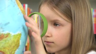 Dünya Küresi okuyan çocuk, Okul Sınıfında Çocuk, Kız Öğrenme, Öğrenci Kütüphanesi