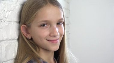 Gülümseyen Çocuk Portresi, Mutlu Çocuk Suratı 'nı oynuyor Kameraya bakıyor, Sarışın Genç Kız