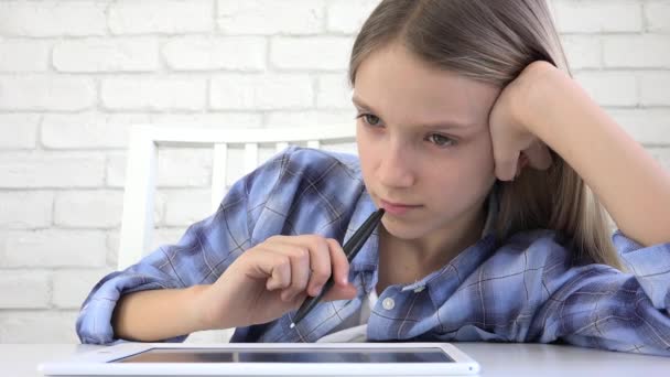 Niño jugando a la tableta en la sala de juegos, niño escribiendo tareas para la escuela, niña estudiando en casa — Vídeo de stock