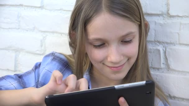 Παιδί που παίζει Tablet, παιδί Smartphone, έφηβος κορίτσι ανάγνωση μηνυμάτων περιήγησης στο Internet — Αρχείο Βίντεο
