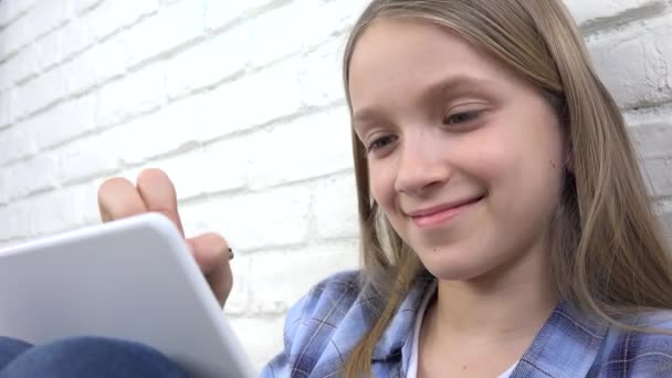 Enfant jouant Tablette dans la salle de jeux, devoirs d'écriture d'enfant pour l'école, fille étudiant à la maison — Video