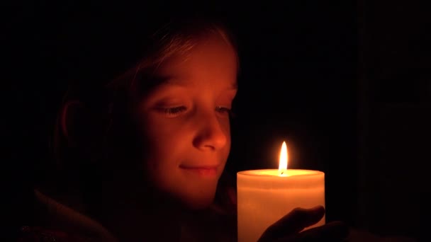 Niño triste por las velas, Niño de la oración en la noche, Retrato de niña trastornada pensativa, Cara — Vídeos de Stock