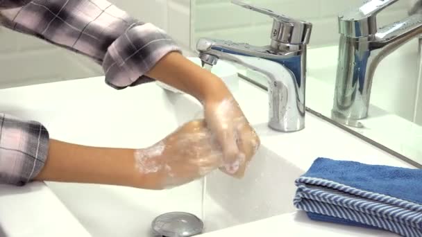 Мытье рук в ванной комнате, мыло и вода для детей, лечение для девочек-подростков — стоковое видео