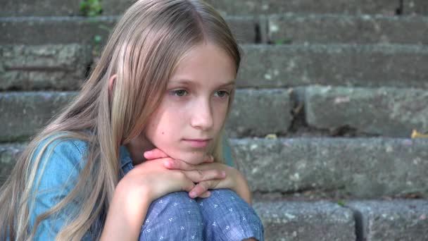 Triste Kid, Criança infeliz, Thoughtful Bullied Adolescente menina ao ar livre no parque, Crianças tristeza, Depressão Retrato de Adolescentes — Vídeo de Stock