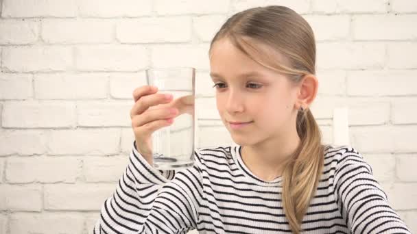 Kind trinkt Wasser in der Küche, durstiges Teenager-Mädchen studiert Glas Frischwasser, Kindergesundheit