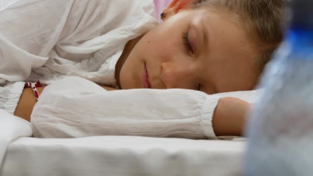 Nemocné dítě spí v posteli, nemocné dítě, holčička v nemocniční medicíně pilulky — Stock video