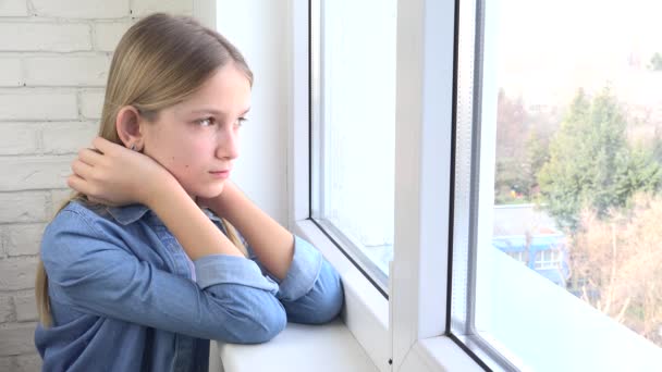 Грустный ребенок, глядя в окно, несчастный ребенок, задумчивая девушка, грусть на подростковом лице, изолированные люди на карантине дома — стоковое видео