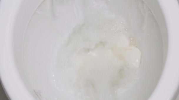 Reiniging en desinfecteren toiletbril met water doorspoelen, Toiletpapier — Stockvideo