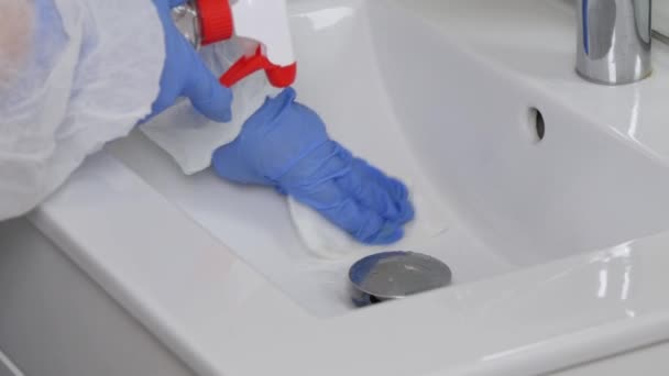 Désinfection de la surface dans l'éclosion de pandémie de coronavirus, désinfectant dans les hôpitaux pour la maladie de la Covide-19, décontamination des toilettes publiques — Video