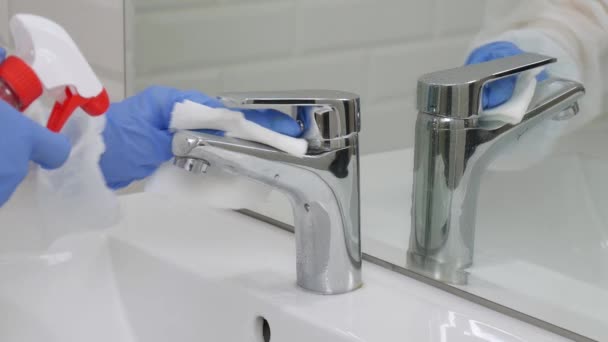 Désinfection de la surface dans l'éclosion de pandémie de coronavirus, désinfectant dans les hôpitaux pour la maladie de la Covide-19, décontamination des toilettes publiques — Video