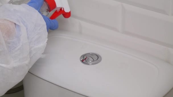 Désinfection de la surface dans l'éclosion de pandémie de coronavirus, désinfectant dans les hôpitaux pour la maladie de la Covide-19, décontamination des toilettes publiques — Video