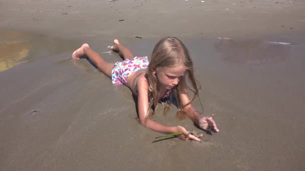 Kid Building Castle Het Strand Bij Zonsondergang Child Playing Sands — Stockvideo