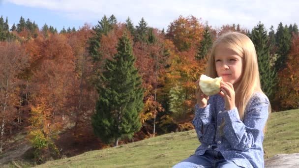 子供はアップルを食べる 自然の中で子供の屋外 女の子は新鮮な果物を食べる — ストック動画