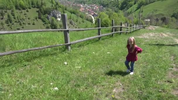 子供のハイキング山脈 キャンプアドベンチャーで遊ぶ子供 自然の中で屋外を歩く女の子 — ストック動画