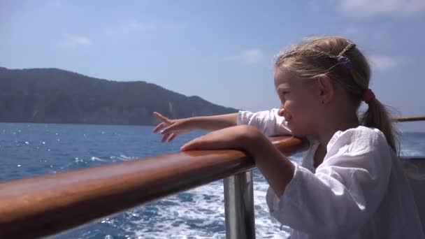 船での子供旅行 レフカダ島のフェリーボートで子供ビーチギリシャ 旅行の女の子夏休み — ストック動画