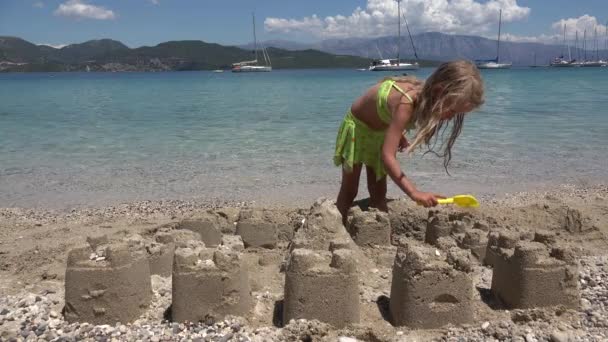 Ragazzo Che Gioca Castello Sabbia Sulla Spiaggia Tramonto Bambino Sul — Video Stock