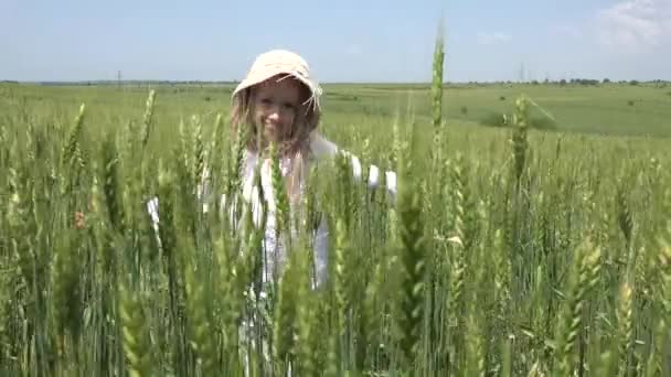 Kind Het Tarweveld Kind Spelen Landbouw Oogst Glimlachend Meisje Gezicht — Stockvideo