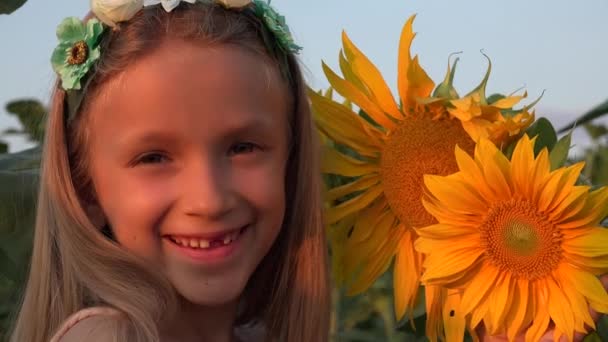 Kind Zonnebloem Veld Portret Gezicht Lachen Lachend Meisje Spelen Landbouw — Stockvideo