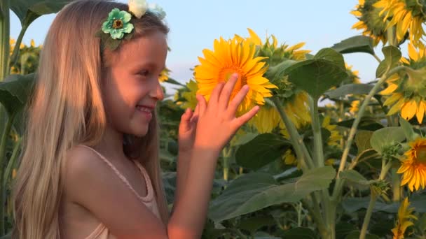 Kind Zonnebloem Veld Portret Gezicht Lachen Lachend Meisje Spelen Landbouw — Stockvideo