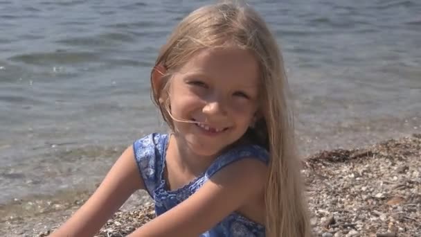 Dziecko Bawiące Się Plaży Zachodzie Słońca Dziecko Oglądające Fale Morskie — Wideo stockowe