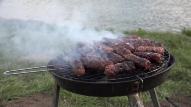 4k Grill, Kızarmış Taze Et, Nehir kenarında Barbekü Dağlarda Piknik
